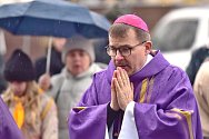 V sobotu 23. prosince, Den před Štědrým dnem, plzeňský biskup Tomáš Holub přivítal a požehnal betlémské světlo v katedrále sv. Bartoloměje. Vzpomenul také na oběti střelby na Filozofické fakultě v Praze.