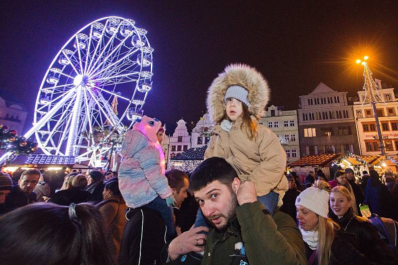 Rozsvícení vánočního stromu na náměstí Republiky v Plzni sledovaly tisíce lidí. Letos zdobí střed města patnáctimetrová jedle ojíněná.