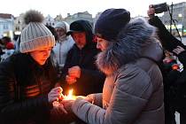 Ve středu večer se na náměstí Republiky v prostoru u Andělíčka uskutečnila svíčková manifestace se smutnou vzpomínkou výročí začátku války na Ukrajině.