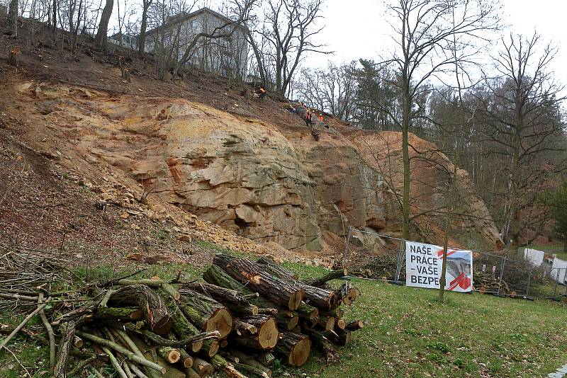 Práce na pískovcové skále v Lobezském parku v Plzni – Doubravce. Specializovaná firma provádí v těchto dnech očištění stěny, odstranění nestabilních částí a instalaci ochranné sítě s vegetačními pásy, které zabrání prorůstání kořenů vegetace do skály.