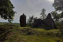 Zřícenina hradu v Dolní Bělé.