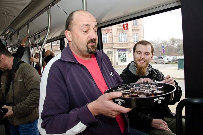 Kamarádi připravili řidiči trolejbusu rozlučku přímo ve voze