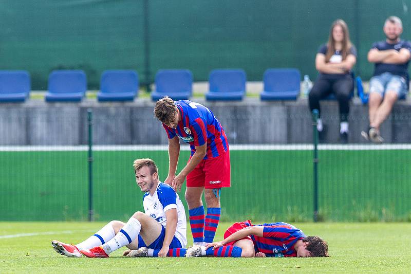 Fotbalisté záložního týmu Viktorie Plzeň (na archivním snímku hráči v červeno-modrých dresech) zdolali ve azylu ve Stodě Králův Dvůr (bílí) 4:2.