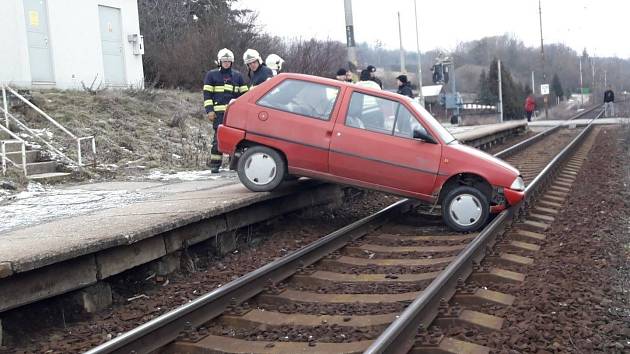 Ve Zdemyslicích sjelo auto do kolejiště