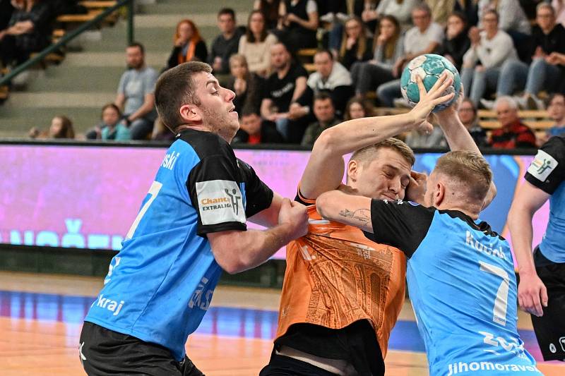 První čtvrtfinále play-off extraligy házenkářů ovládl Talent tým Plzeňského kraje, který v pátek porazil doma SKKP Handball Brno 33:25. 