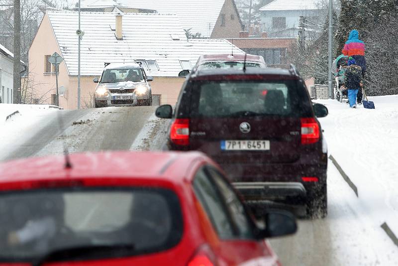 Silniční most na místní komunikaci v Chotíkově, který byl v havarijním stavu, rozebírala v sobotu 4. prosince specializovaná firma. Kvůli stavebním pracím, byla uzavřená silnice 1/20 mezi Plzní a Karlovými Vary. Objížďka vedla obcí Chotíkov.