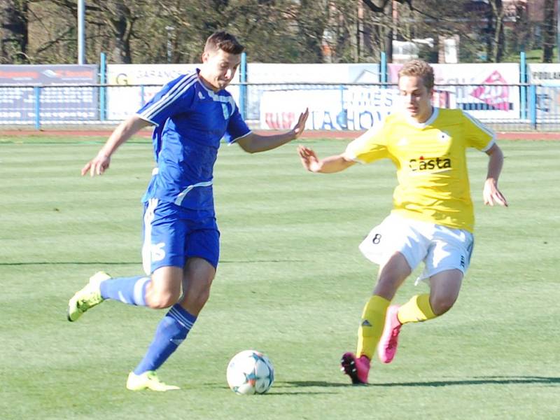 Fotbalisté Tachova neuspěli v domácím duelu s Pískem, kterému podlehli 2:3. Na snímku zastavuje pronikajícího útočníka hostů Michal Mlynařík (vlevo).