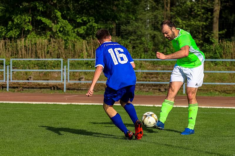 Fotbalisté TJ Sušice (na archivním snímku hráči v modrých dresech) deklasovali domácí Křimice 8:3 a upevnili si první místo v tabulce.