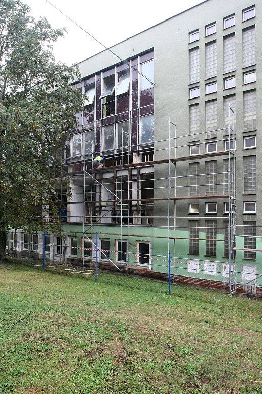 Plášť jídelny  na Doubravce se musí odstranit. Boletické desky, z nichž byl pavilon před 43 lety postaven, obsahují nebezpečný azbest.