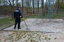 Strážník plzeňské městské policie s detektorem kovu. Ilustrační foto