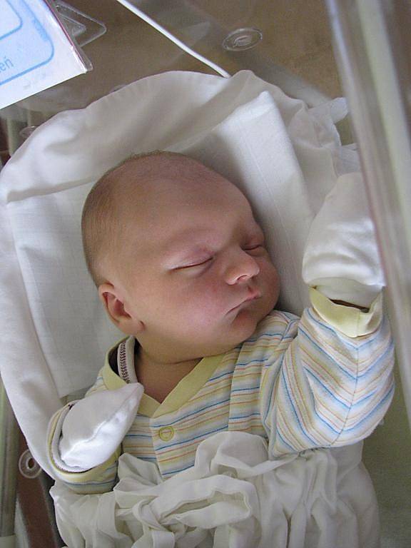 Sebastián (3,77 kg, 52 cm) se narodil 28. května v 5:58 ve Fakultní nemocnici v Plzni. Na světě ho přivítali rodiče Monika a Michal Novákovi a šestiletý bratříček Tobiáš ze Štěnovic
