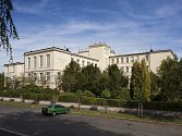 Budovu  Jubilejního okresního dětského domova (dnešního Procháskova ústavu Lékařské fakulty Univerzity Karlovy v Plzni ) navrhli architekti Bohumil Chvojka a Rudolf Černý.  Stavitelem byl  František Němec starší. S pracemi začali v roce 1928