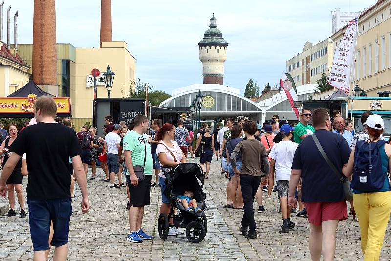 Burger street festival na nádvoří Plzeňského Prazdroje.