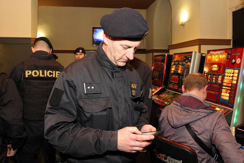 Plzeňská cizinecká policie v součinnosti s pořádkovou jednotkou a Městskou policií Plzeň provedla v noci na sobotu kontrolu barů a heren v centru města.