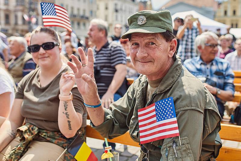 Konvoj svobody s více než 250 historickými vojenskými vozidly projel v neděli centrem města a zakončil letošní Slavnosti svobody. Přehlídky si zúčastnili i tři američtí a dva belgičtí účastníci osvobození v roce 1945, kterým mávaly tisíce lidí.