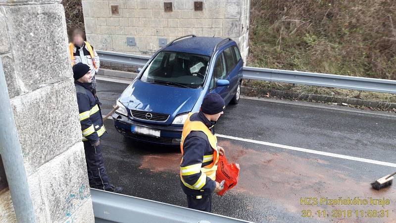 Plzeň - spojnice mezi Novou Hospodou a Skvrňany, Dopravní nehoda bez zranění, z vozidla unikla chladicí kapalina. Nehoda opět souvisí s náledím.
