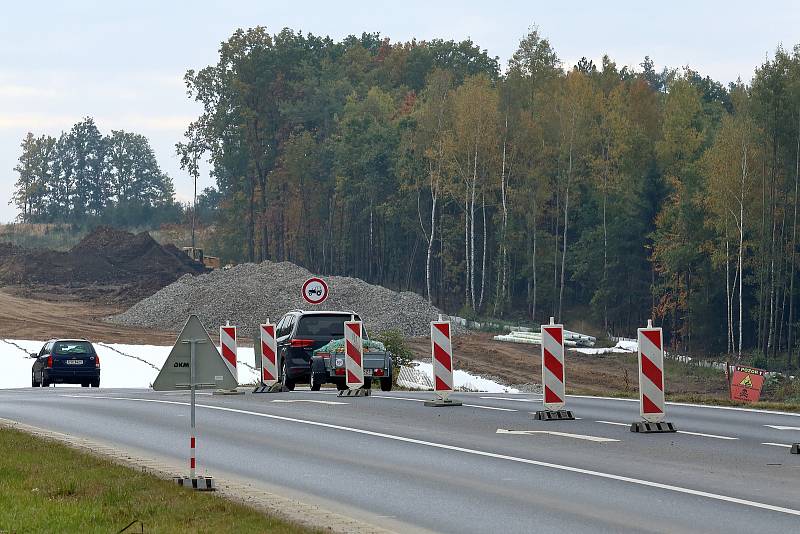 Stavba přeložky silnice 1/27 Plzeň - Přeštice. Nový úsek silnice bude 6100 metrů dlouhý a naváže na hotový přivaděč Plzeň-Litice-Šlovice a povede až k Přešticím. Stavbou se zároveň vyřeší obchvat Horní Lukavice. Hotovo má být v březnu 2024.