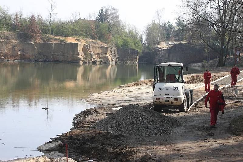 Zatopený lom na Košutce prochází velkou proměnou