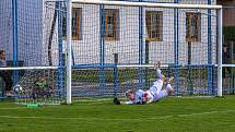 Fotbalisté FK Okula Nýrsko (na archivním snímku hráči v modrobílých dresech) jedou do Chlumčan, Nepomuk (růžové dresy) čeká konfrontace s Chrástem u Plzně.