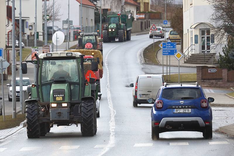 Zemědělci ze ZD v Třemošné se připojili k protestu proti změnám podmínek ve výplatě vládních dotací. S traktory s transparenty projeli do Kralovic a zpět. Naše fotografie jsou z Třemošné, Kaznějova a Plas na severním Plzeňsku.