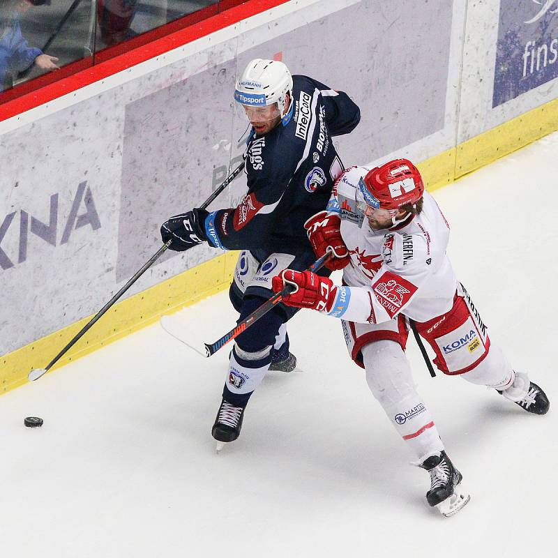 Semifinále play off hokejové extraligy - 5. zápas: HC Oceláři Třinec - HC Škoda Plzeň, 11. dubna 2019 v Třinci. Na snímku (zleva) Václav Nedorost, Ethan Werek.