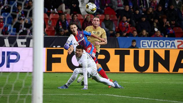 Adam Vlkanova střílí první gól středeční dohrávky 4. kola FORTUNA:LIGY proti Zbrojovce Brno. Viktoria nakonec nováčka deklasovala 4:0.