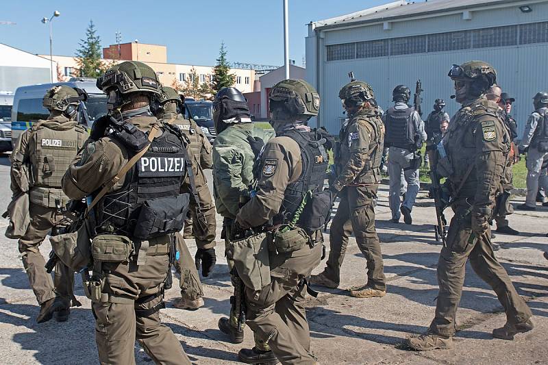 Společné cvičení české a německé policie na polygonu ve Zbirohu