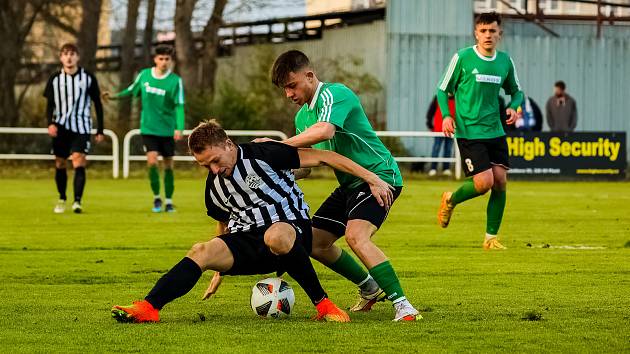 15. kolo I. A třídy: SK Smíchov Plzeň - FC Rokycany B (na snímku fotbalisté v zelených dresech) 4:2 (2:0).