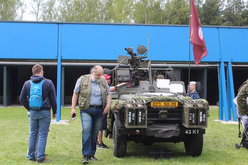 Sobotní prezentace armádní techniky v Plzni.