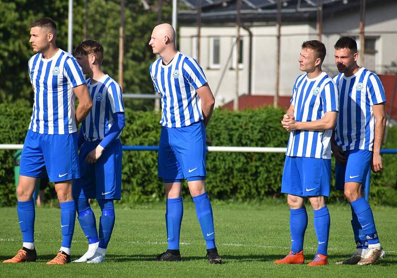 26. kolo krajského přeboru: FK Okula Nýrsko (modří) - TJ Jiskra Domažlice B (žlutí) 0:4 (0:2).