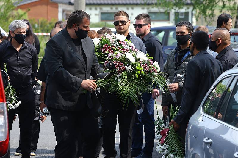 Rodina a blízcí se v pátek rozloučili s oběťmi tragické dopravní nehody osobního auta a vlaku u Kamenného Újezdu na Plzeňsku. Poslední rozloučení proběhlo na hřbitově v Nýřanech.