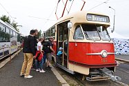 Dva historické autobusy a tři tramvaje kroužily v sobotu 29. srpna po Plzni, aby připomněly dvě jubilea Plzeňských městských dopravních podniků.