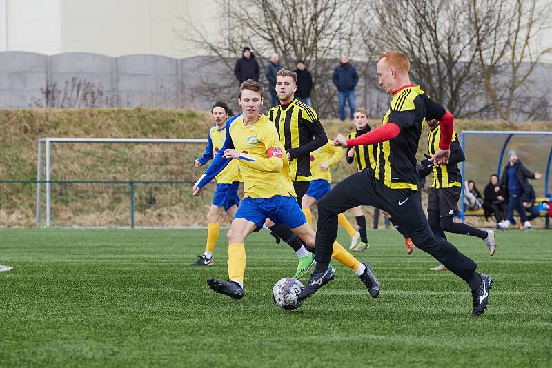 Doubravka (ve žlutých dresech) remizovala v přípravném zápase s Březovou 4:4 (v pruhovaném)