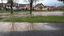 V neděli odpoledne se ve Spůli u Janovic nad Úhlavou vylil potok a zaplavil celou náves.