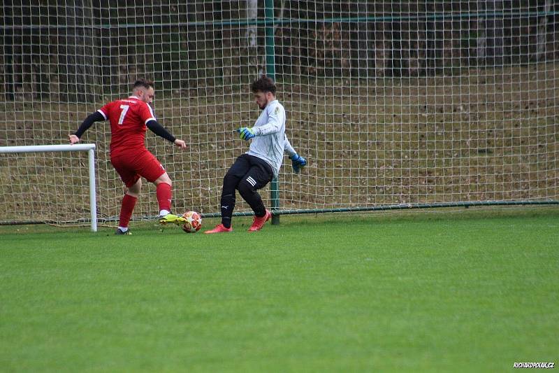 Přestřelka ve Zruči, kde domácí béčko porazilo Starý Plzenec 7:5.