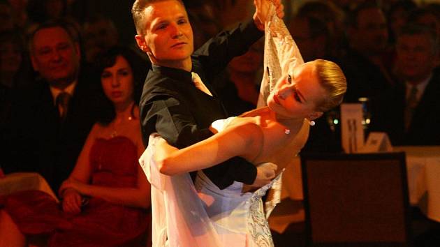 Předtančení se postarala vítězka televizní StarDance Iva Langerová s tanečním partnerem Jindřichem Činčurou. 