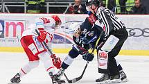 Semifinále play off hokejové extraligy - 5. zápas: HC Oceláři Třinec - HC Škoda Plzeň, 11. dubna 2019 v Třinci. Na snímku (zleva) Michal Kovařčík, David Stach.