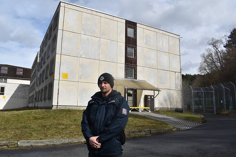 Zařízení pro zajištění cizinců v Balkové na Plzeňsku hlídá uvnitř bezpečnostní služba, zvenku policie. Výzdobu stěn a místností si cizinci, čekající na vyhoštění, vyrobili sami