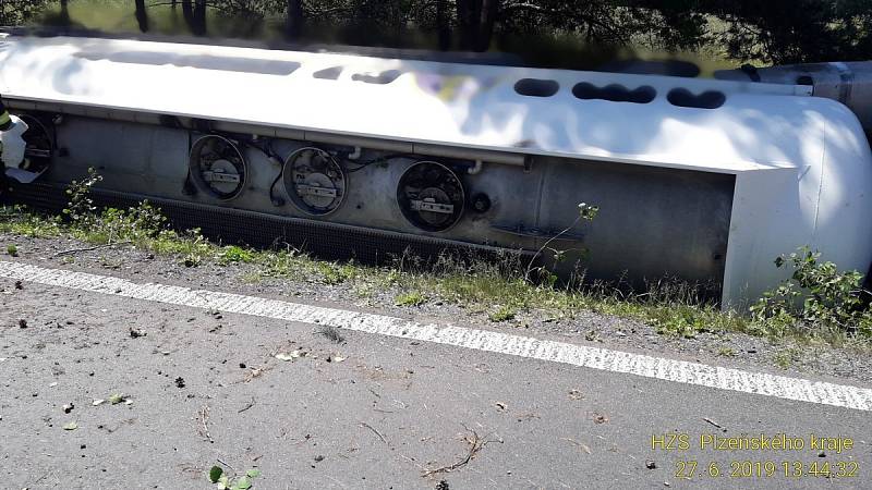 Nehoda kamionu, osobního auta a dodávky mezi Kaznějovem a Třemošnou