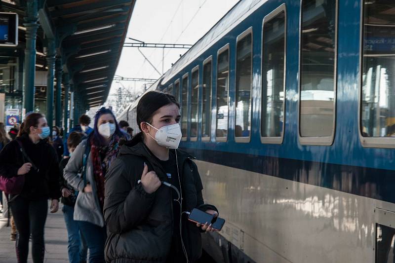 Povinné nošení respirátorů FFP2 v MHD a obchodech v centru Plzně.