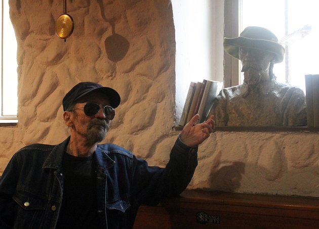 Plzeňský šermíř Jan Žába Lukeš se svoji bustou v restauraci U Herolda. Tu vytvořili v rámci výuky mladí sochaři.