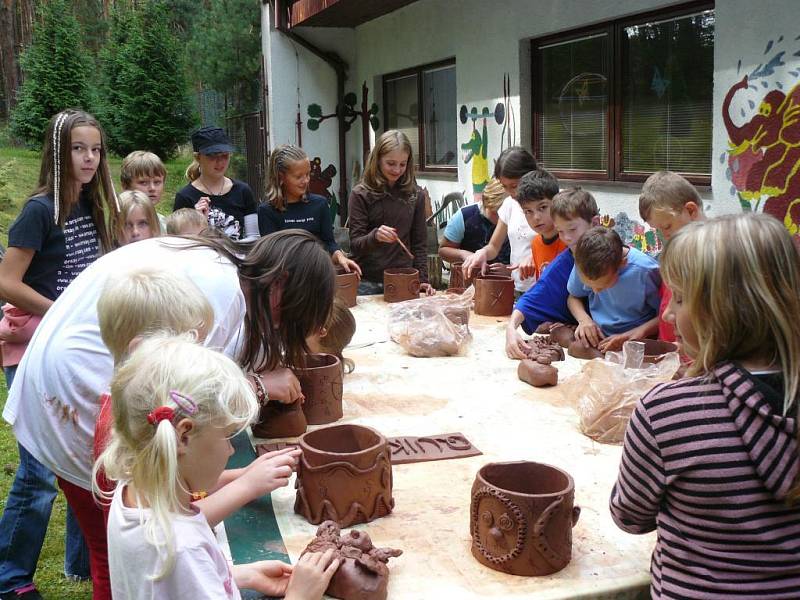 Na táboře děti rozvíjejí svou kreativitu. Na snímku při práci s keramikou