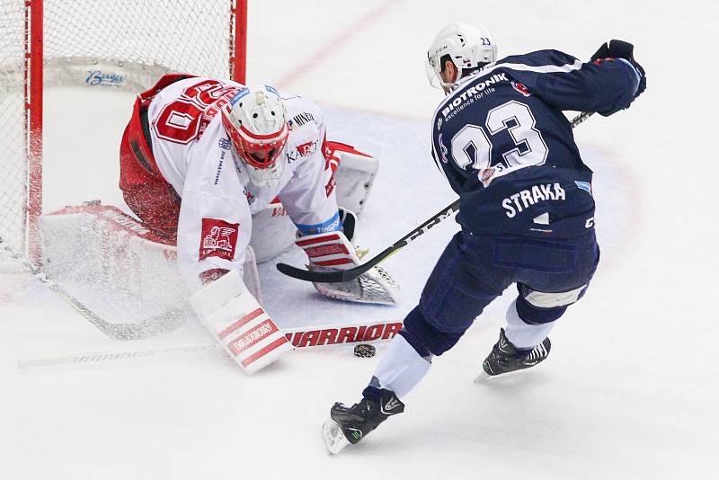 Semifinále play off hokejové extraligy - 5. zápas: HC Oceláři Třinec - HC Škoda Plzeň, 11. dubna 2019 v Třinci. Na snímku (zleva) brankář Třince Šimon Hrubec, Petr Straka.