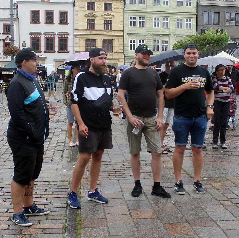 Závěrečný program Festivalu na ulici poznamenalo počasí, a tak museli návštěvníci občas vytáhnout i deštníky.