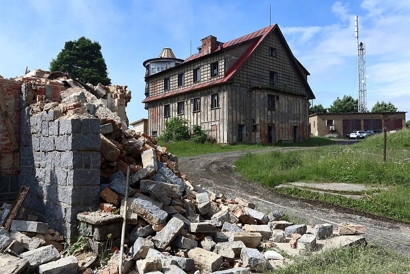 Na hoře Čerchov na Domažlicku pokračuje demolice bývalých vojenských objektů. Hotovo by mělo být do konce července. Čerchov je s nadmořskou výškou 1041 metrů nejvyšším bodem celého Českého lesa.