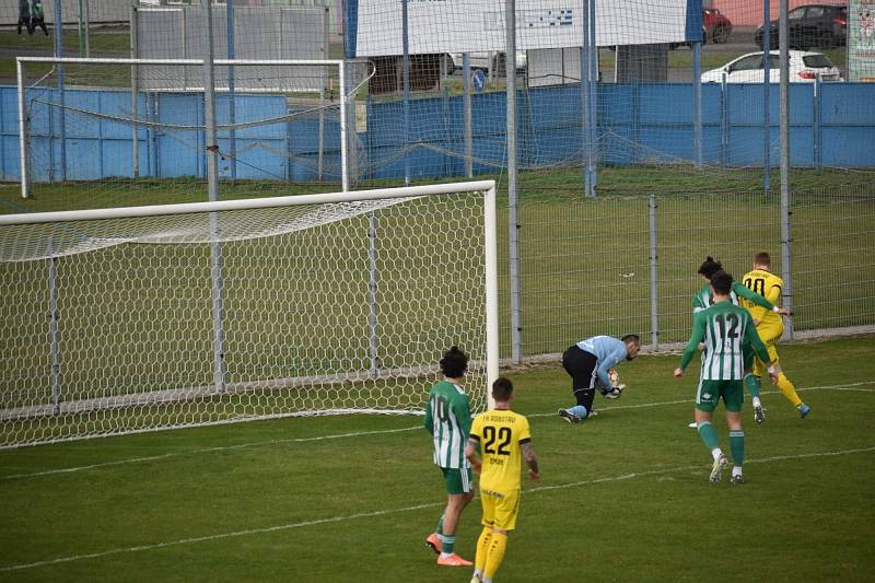 Až na čtvrtý pokus se dočkali fotbalisté Robstavu Přeštice prvního jarního vítězství, doma porazili Hostouň 2:1.