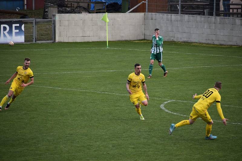 Až na čtvrtý pokus se dočkali fotbalisté Robstavu Přeštice prvního jarního vítězství, doma porazili Hostouň 2:1.