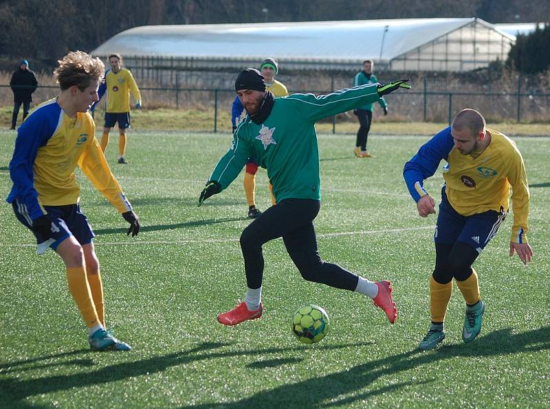 Fotbalisté Tachova (v zelených dresech) prohráli v přípravném zápase s Doubravkou (ve žlutých) 1:4.