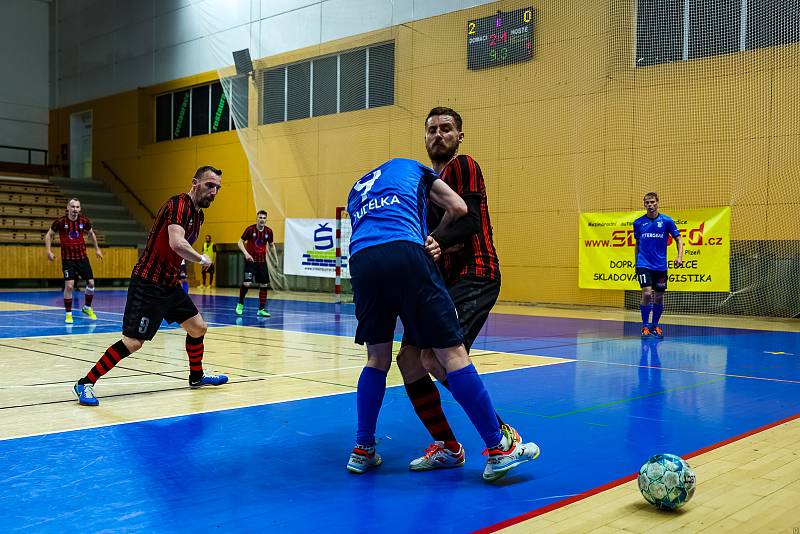 Interobal Plzeň - Chrudim (v modrém), 2. finále play-off 1. Futsal ligy, 6. května 2022.