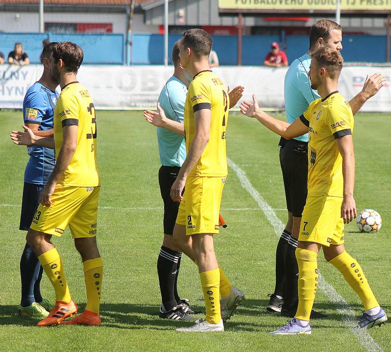 5. kolo FORTUNA ČFL, skupina A: FK ROBSTAV Přeštice (na snímku fotbalisté ve žlutých dresech) - TJ Jiskra Domažlice (modří) 5:1 (2:0).